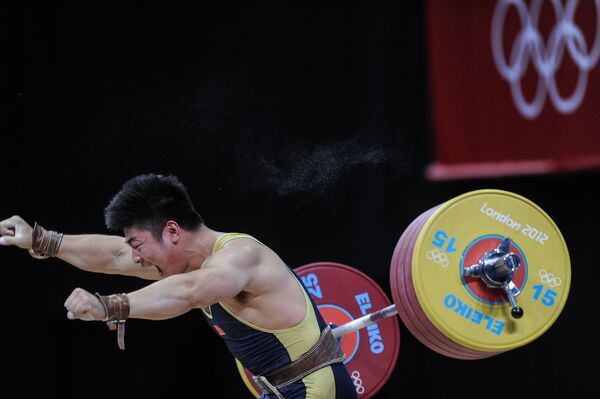 Китаец Йонг Лу роняет штангу на соревнованиях по тяжелой атлетике среди мужчин в весовой категории до 85 кг на XXX Летних Олимпийских играх в Лондоне. - Sputnik Армения