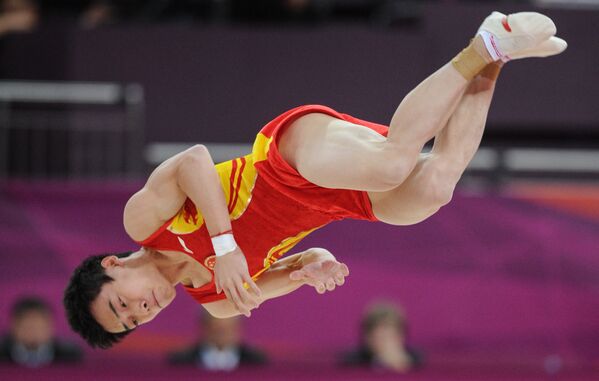 Китаец Кай Зу, выигравший золотую медаль, выполняет вольные упражнения во время финальных соревнований по спортивной гимнастике среди мужчин на ХХХ Олимпийских играх 2012 года в Лондоне. - Sputnik Армения