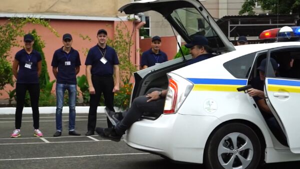 СПУТНИК_Саакашвили с трудом влез в багажник патрульной машины на учениях в Одессе - Sputnik Армения
