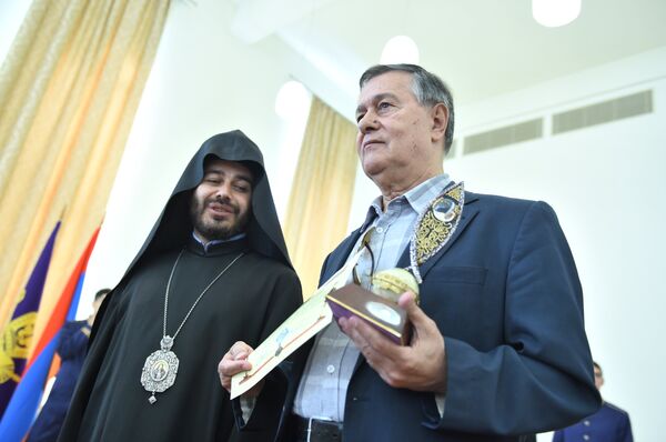 Епископ Геворк Сароян и режиссер Роман Балаян Епископ Геворк Сароян и режиссер Роман Балаян - Sputnik Արմենիա