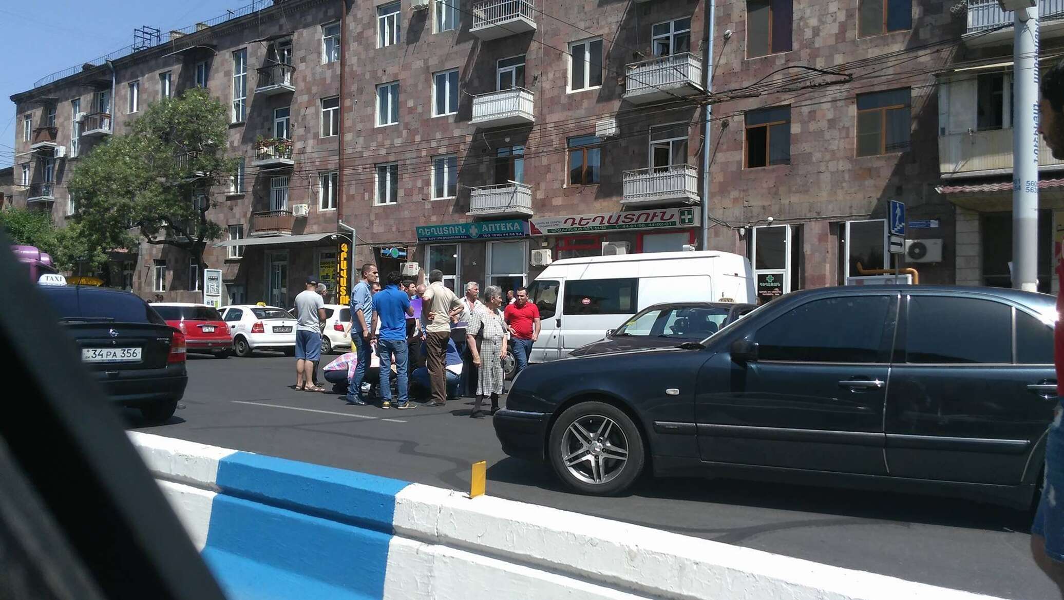 Ереван аршакуняц. Улица с машиной Ереван. Дом с машиной в Ереване. Камеры Еревана авто. Ул. Аршакунянц г.Ереван.