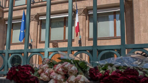 Цветы у посольства Франции в  Армении - Sputnik Армения
