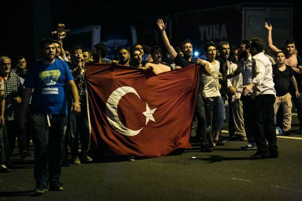 Митингующие на улицах Стамбула во время попытки государственного переворота. - Sputnik Армения