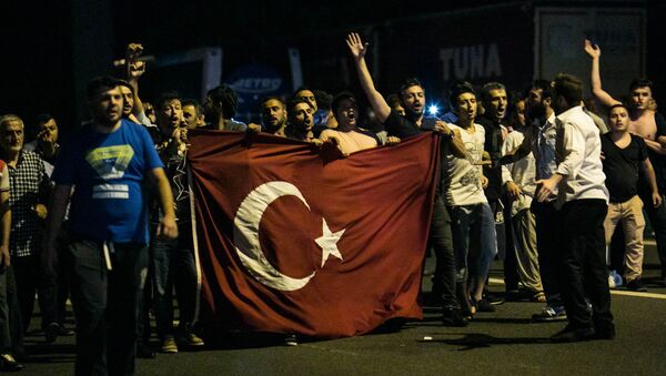 Митингующие в Стамбуле во время попытки государственного переворота - Sputnik Արմենիա