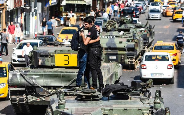 Полицейский и гражданское лицо обнимаются после информации о подавлении мятежа. - Sputnik Армения