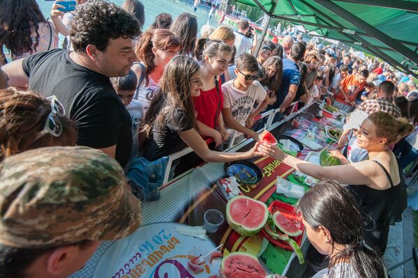 Четвертый фестиваль арбуза прошел в армянской столице в рамках программы Ереванское лето - Sputnik Արմենիա