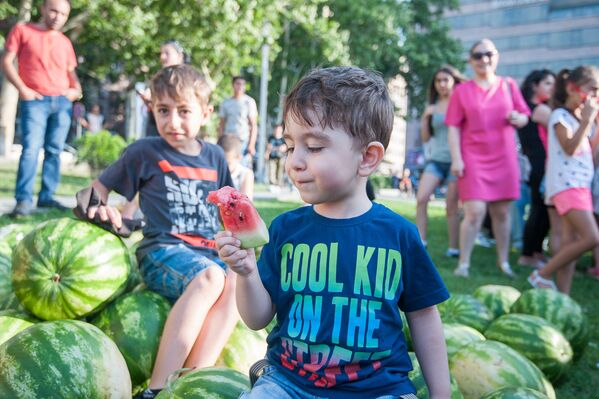 Четвертый фестиваль арбуза прошел в армянской столице в рамках программы Ереванское лето - Sputnik Արմենիա