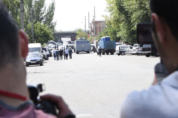 Ситуация близ места захвата вооруженной группой здания полиции в Ереване. Ситуация близ места захвата вооруженной группой здания полиции в Ереване. - Sputnik Армения