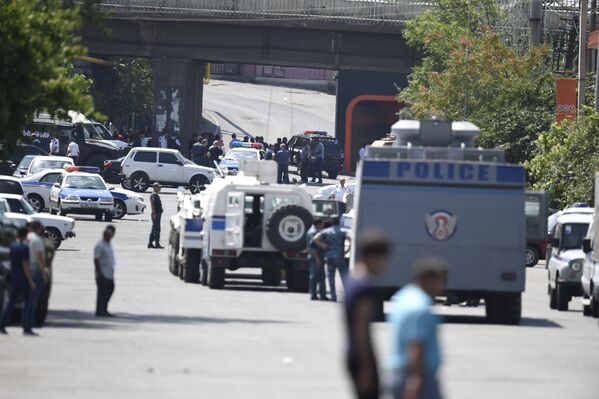 Ситуация близ места захвата вооруженной группой здания полиции в Ереване. - Sputnik Армения
