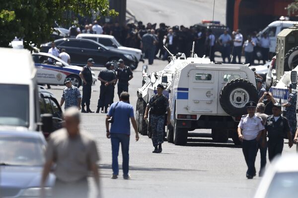 Ситуация в зоне захвата здания полиции в Ереване. - Sputnik Армения