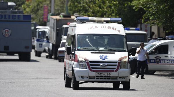 Карета Скорой помощи перевозит раненых в результате захвата здания полиции в Ереване. - Sputnik Արմենիա