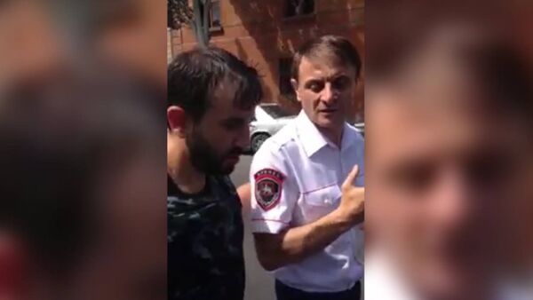 Депутат армянского парламента снял видео внутри захваченного здания полиции - Sputnik Армения