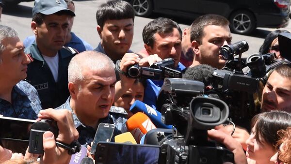 Заместитель начальника полиции Армении Унан Погосян общается с журналистами - Sputnik Армения