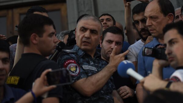 Замначальника Полиции Армении Унан Погосян переговаривается с митингующими. - Sputnik Արմենիա