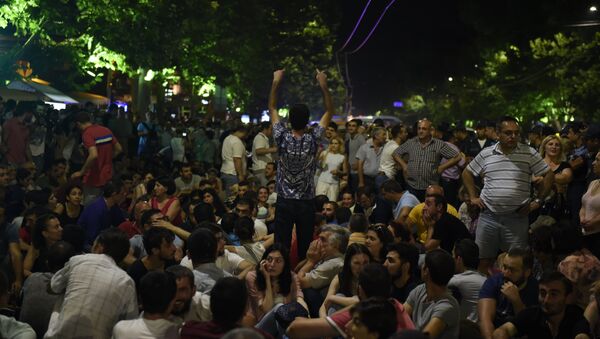 Митингующие в Ереване устроили сидячую акцию - Sputnik Արմենիա