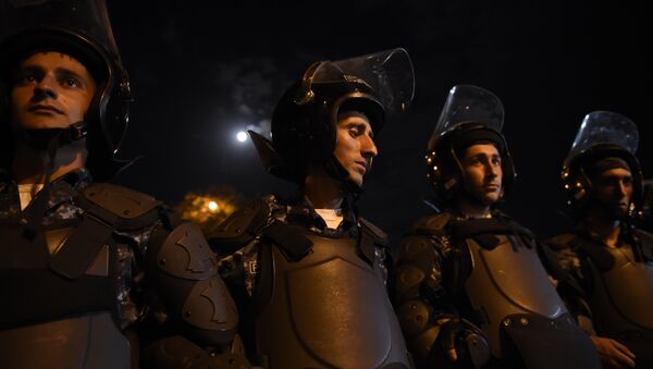 Сотрудники полиции близ захваченного здания полка ППС в Ереване. - Sputnik Армения