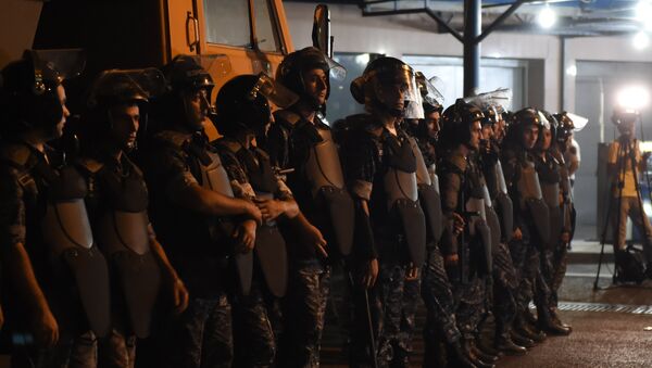 Сотрудники полиции близ захваченного здания полка ППС в Ереване. - Sputnik Արմենիա