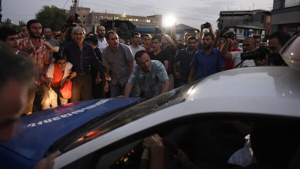 Демонстранты не дают проехать полицейской машине - Sputnik Արմենիա