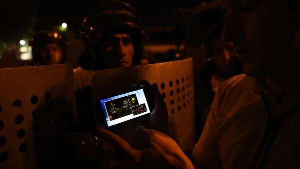 Армянский спецназ и демонстрант с телефоном - Sputnik Արմենիա