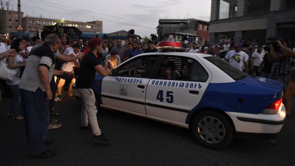 Демонстранты препятствуют проезду полицейской машины - Sputnik Армения