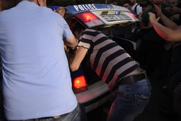 Բողոքի ակցիայի մասնակիցները զննում են ոստիկանի մեքենան - Sputnik Արմենիա