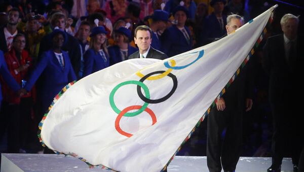 Мэр Рио-де-Жанейро Эдуарду Паэш  с олимпийским флагом - Sputnik Армения