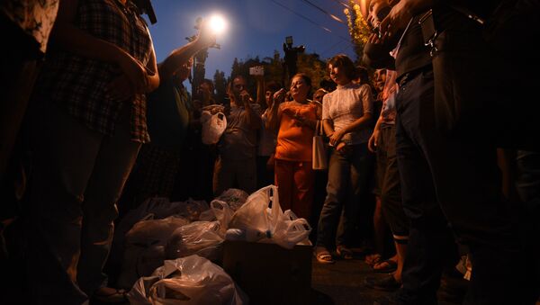 Демонстранты собрали еду для заложников и членов вооруженной группы - Sputnik Армения