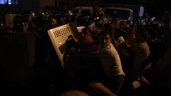 Столкновение демонстрантов и полиции - Sputnik Արմենիա