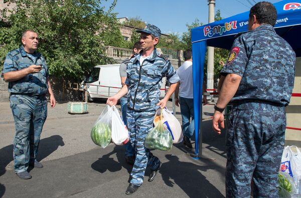 Ոստիկանները սնունդ են տանում զինված խմբին - Sputnik Արմենիա