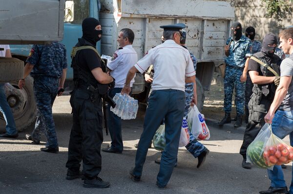Ոստիկանները սնունդ են տանում զինված խմբին - Sputnik Արմենիա