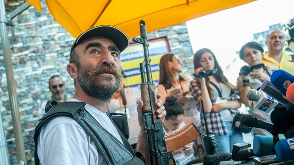 Члены вооруженной группы, захватившей здание полка ППС в Ереване. Павлик Манукян - Sputnik Армения