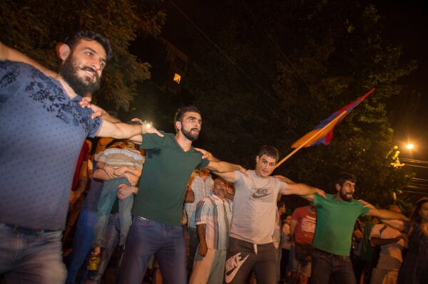 Шествие участников акции протеста в Ереване - Sputnik Армения