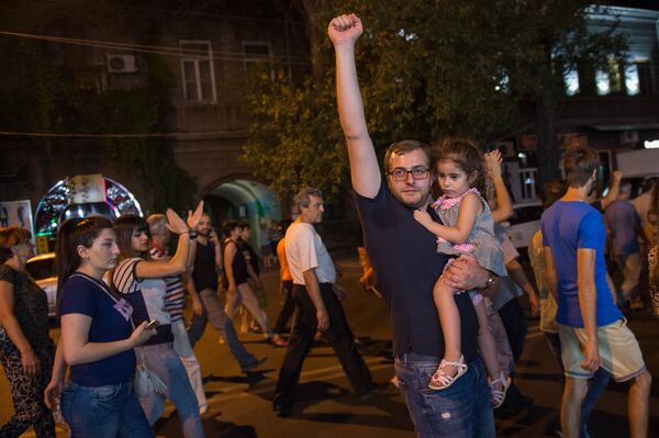 Шествие участников акции протеста в Ереване Шествие участников акции протеста в Ереване - Sputnik Армения