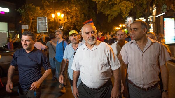Паруйр Айрикян на шествии сторонников группировки Сасна Црер в Ереване - Sputnik Армения