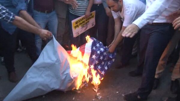 СПУТНИК_Протестующие сожгли флаг США перед военной базой НАТО в Турции - Sputnik Армения