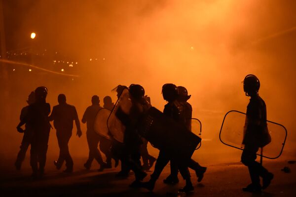 ՊՊԾ գնդի գրավման 13-րդ օրը Սարի թաղում եւ Խորենացու փողոցում տեղի ունեցավ բախում ոստիկանների և քաղաքացիների միջև, ցույցը ցրելու համար ոստիկանները կիրառեցին հատուկ միջոցներ - Sputnik Արմենիա