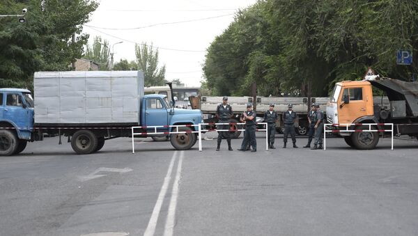 Ситуация на улице Хоренаци, у территории захваченного полка - Sputnik Армения