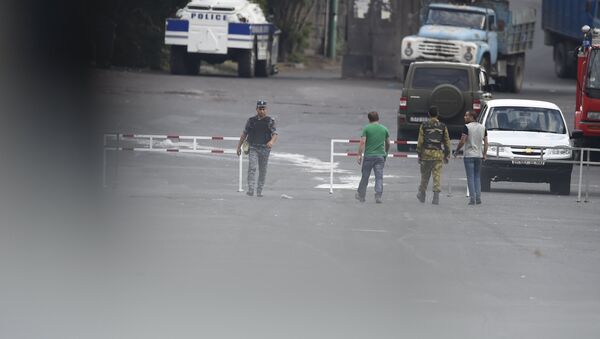 Ситуация на улице Хоренаци, у территории захваченного здания полка ППС - Sputnik Արմենիա