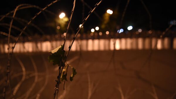 Колючая проволка на улице Баграмяна, куда двинулись демонстранты - Sputnik Արմենիա