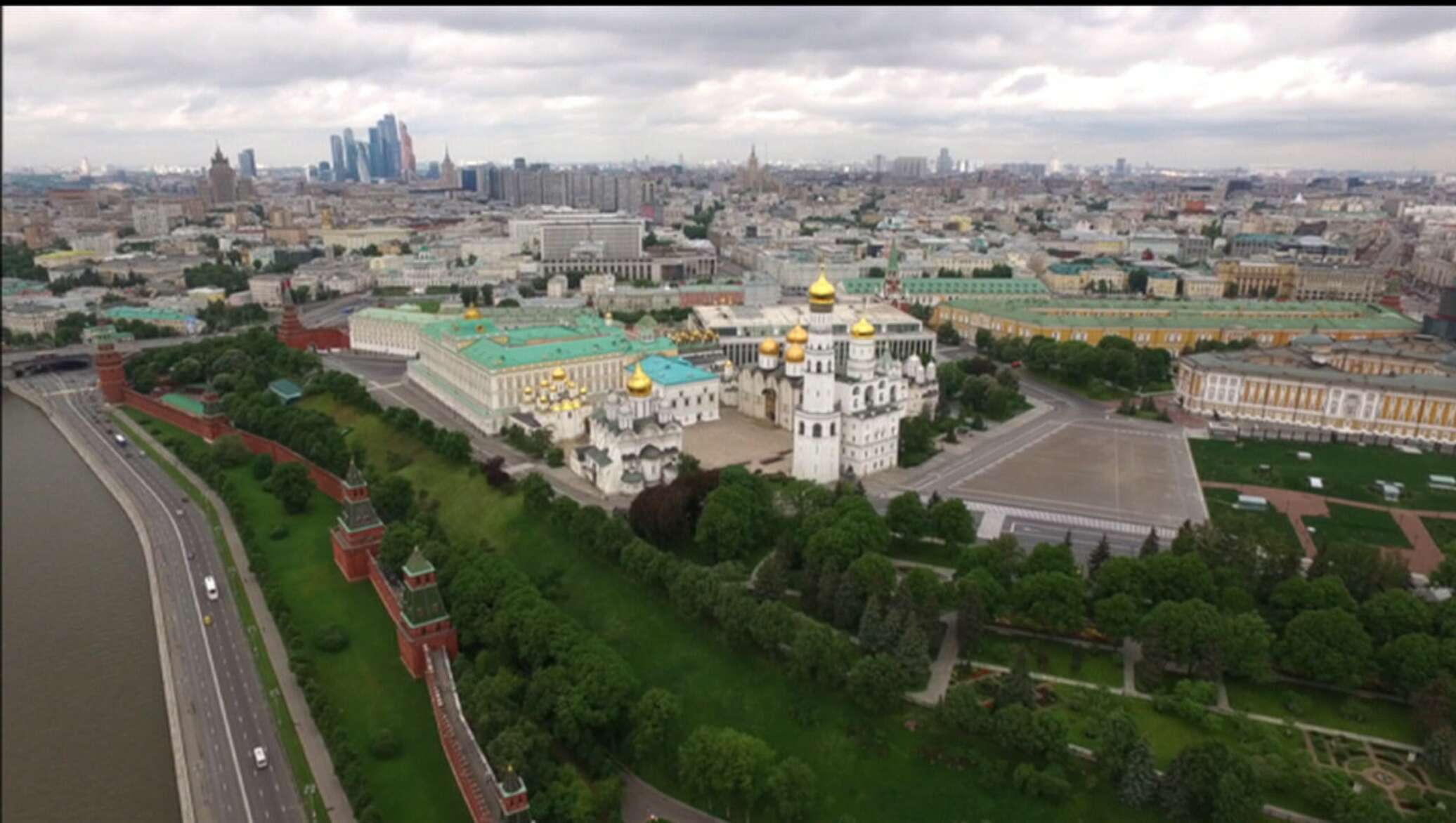 Территория московского. Соборная площадь Кремля с птичьего полета в. Соборная площадь Москвы с высоты птичьего полета. Соборная площадь Московского Кремля с высоты. Московский Кремль Москва с высоты птичьего полета.