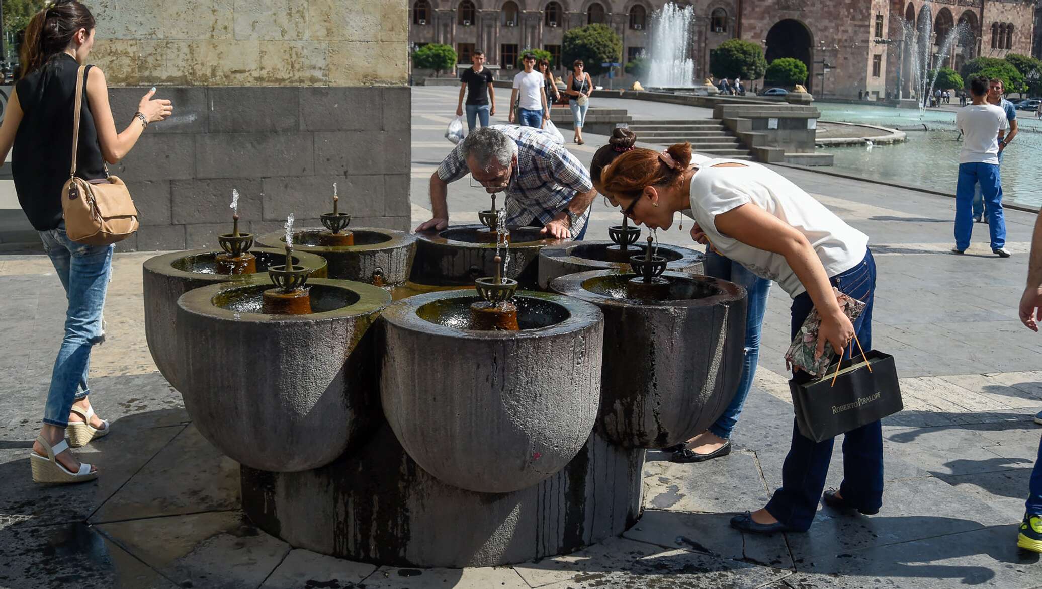 Зарплата в ереване. Пулпулак в Армении в Ереване. Пулпулак в Гюмри. Фонтанчик для питья. Питьевой фонтанчик уличный.