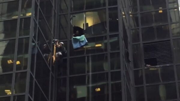 СПУТНИК_Мужчина на присосках взобрался по стене небоскреба Trump tower в Нью-Йорке - Sputnik Армения