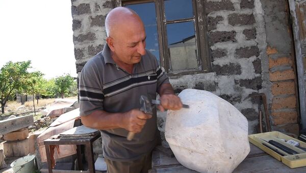 Участник карабахской войны Гурген Ованнисян после потери сына стал создавать мемориальные плиты - Sputnik Армения