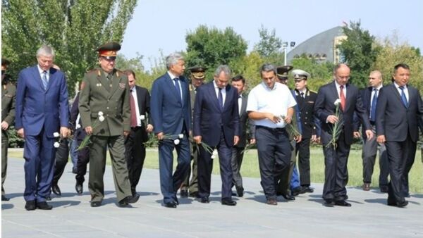 Участники заседания Совета министров ОДКБ посетили Цицернакаберд - Sputnik Արմենիա