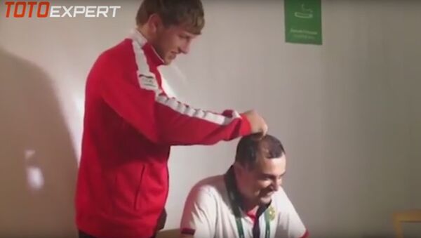 Видео из Рио. Олимпийский чемпион побрил налысо комментатора - Sputnik Արմենիա