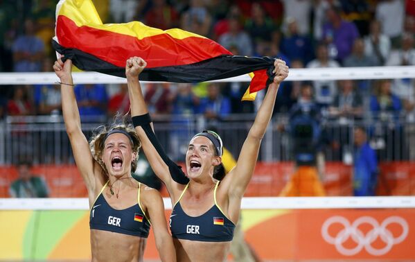 Спортсменки сборной Германии по пляжному волейболу празднуют золотую медаль на Олимпиаде-2016 в Рио-де-Жанейро - Sputnik Армения