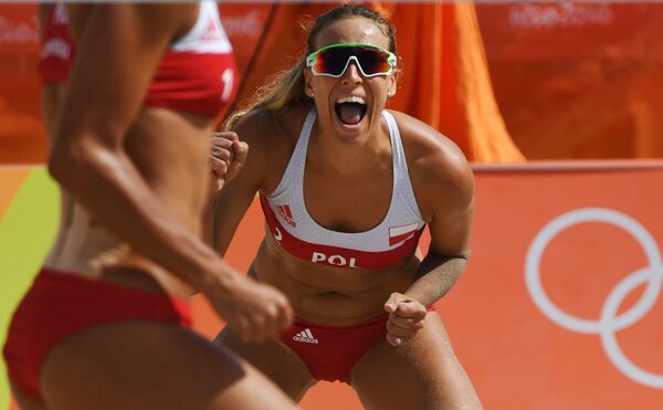 Польская спортсменка Моника Бжостек радуется победе в матче по пляжному волейболу с командой России на Олимпиаде-2016 - Sputnik Армения