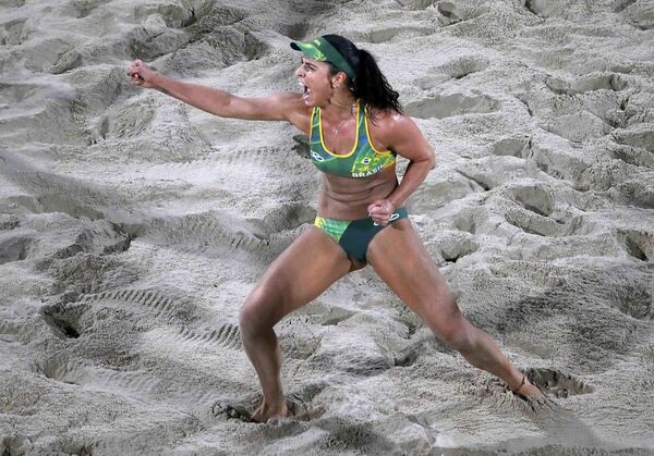 Бразильская спортсменка Агата Беднарчук радует победе в матче с командой США по пляжному волейболу на Олимпиаде-2016 в Рио-де-Жанейро - Sputnik Армения