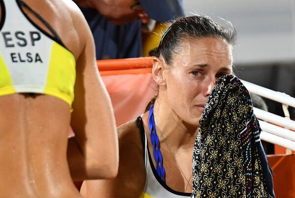 Испанка Лилиана Фернандес Штайнер плачет после проигрыша русской команде по пляжному волейболу на Олимпиаде-2016 в Рио-де-Жанейро - Sputnik Армения