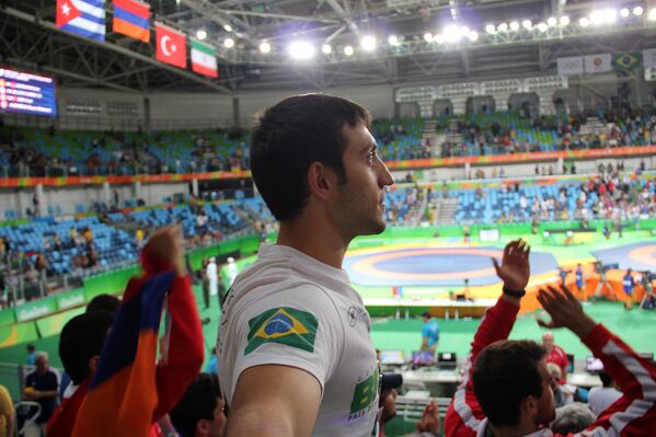 Гимнаст Артур Давтян наблюдает за выступлением Артура Алексаняна в Рио, в котором армянский спортсмен завоевал золотую медаль и стал олимпийским чемпионом. - Sputnik Армения